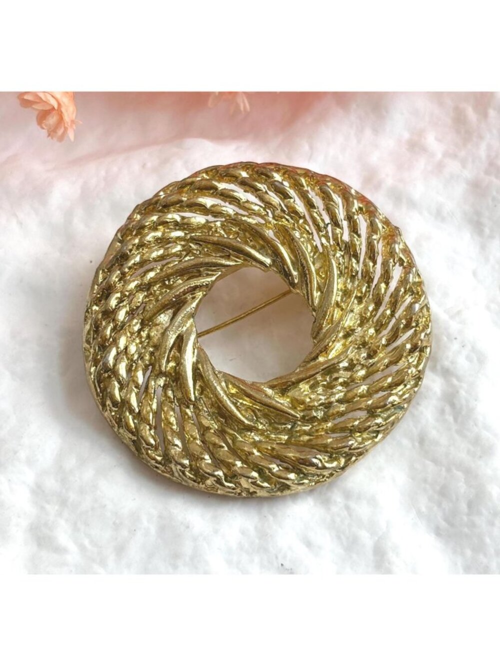 Wreath Shaped Textured 80's Style Gold Toned Vintage Brooch | Pin
